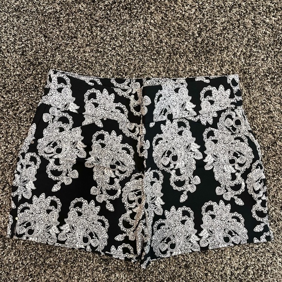 Women’s INC Black and White Patterned shorts - Picture 1 of 3